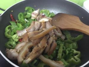 超简单青椒炒卤猪头肉-生酮饮食系列的做法 步骤3