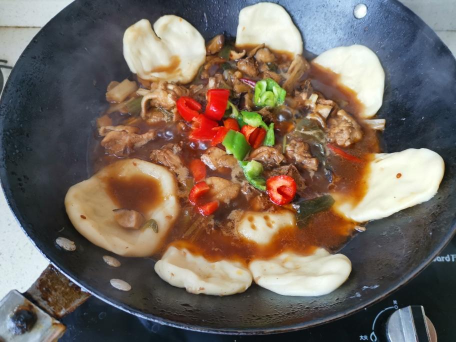 地锅鸡，教你贴饼子好吃的小技巧~
