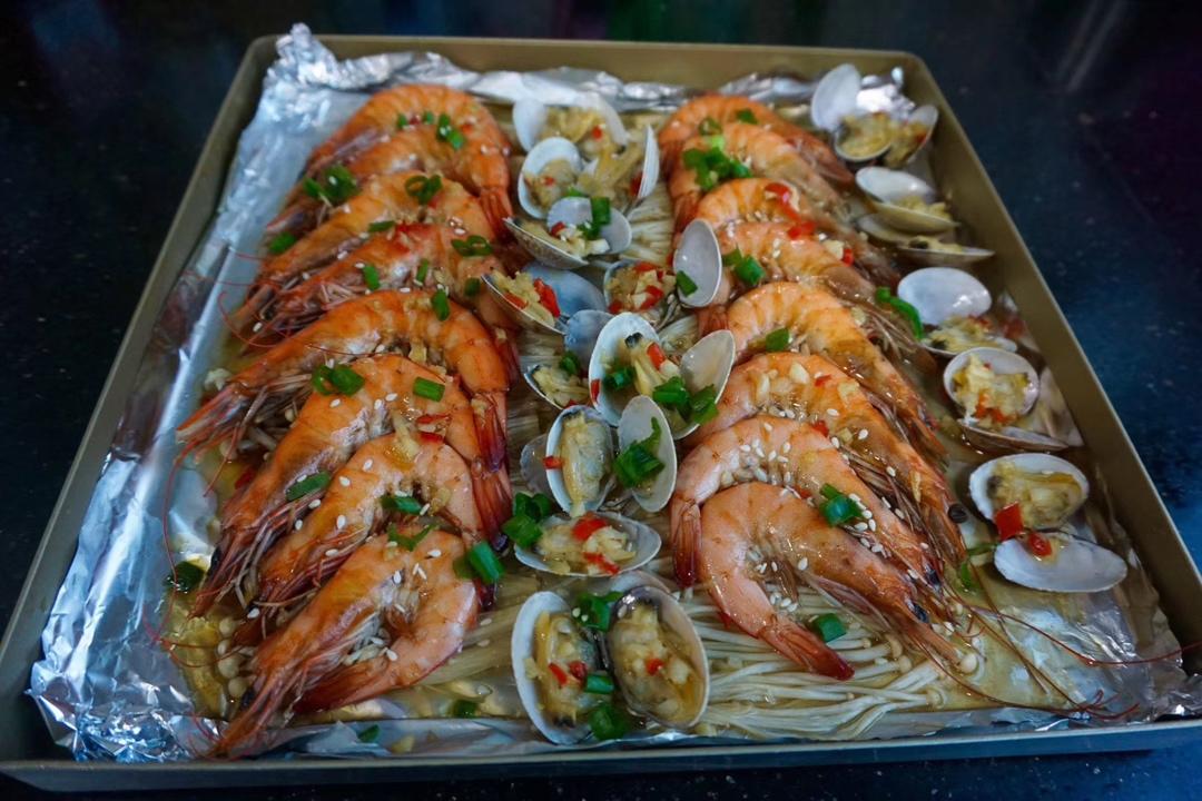 蒜蓉金针菇烤花蛤虾