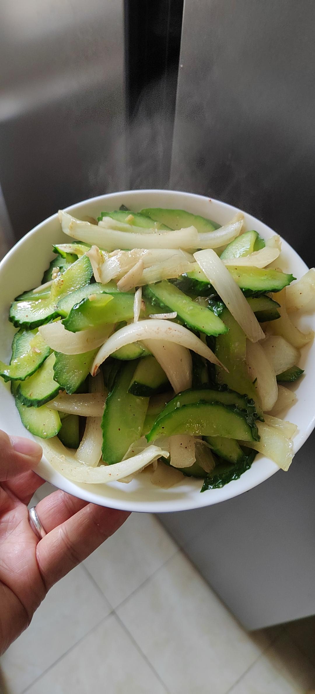 洋葱炒黄瓜  😋好吃极了