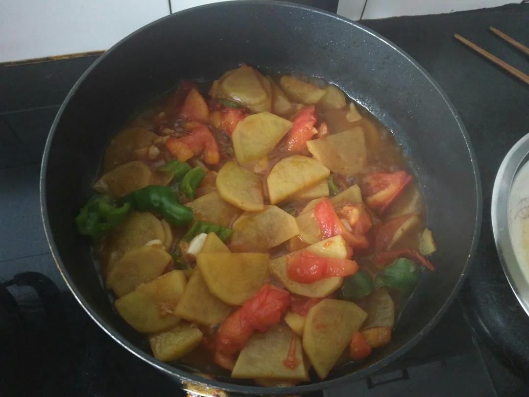 快手家常菜——西红柿青椒炒土豆片