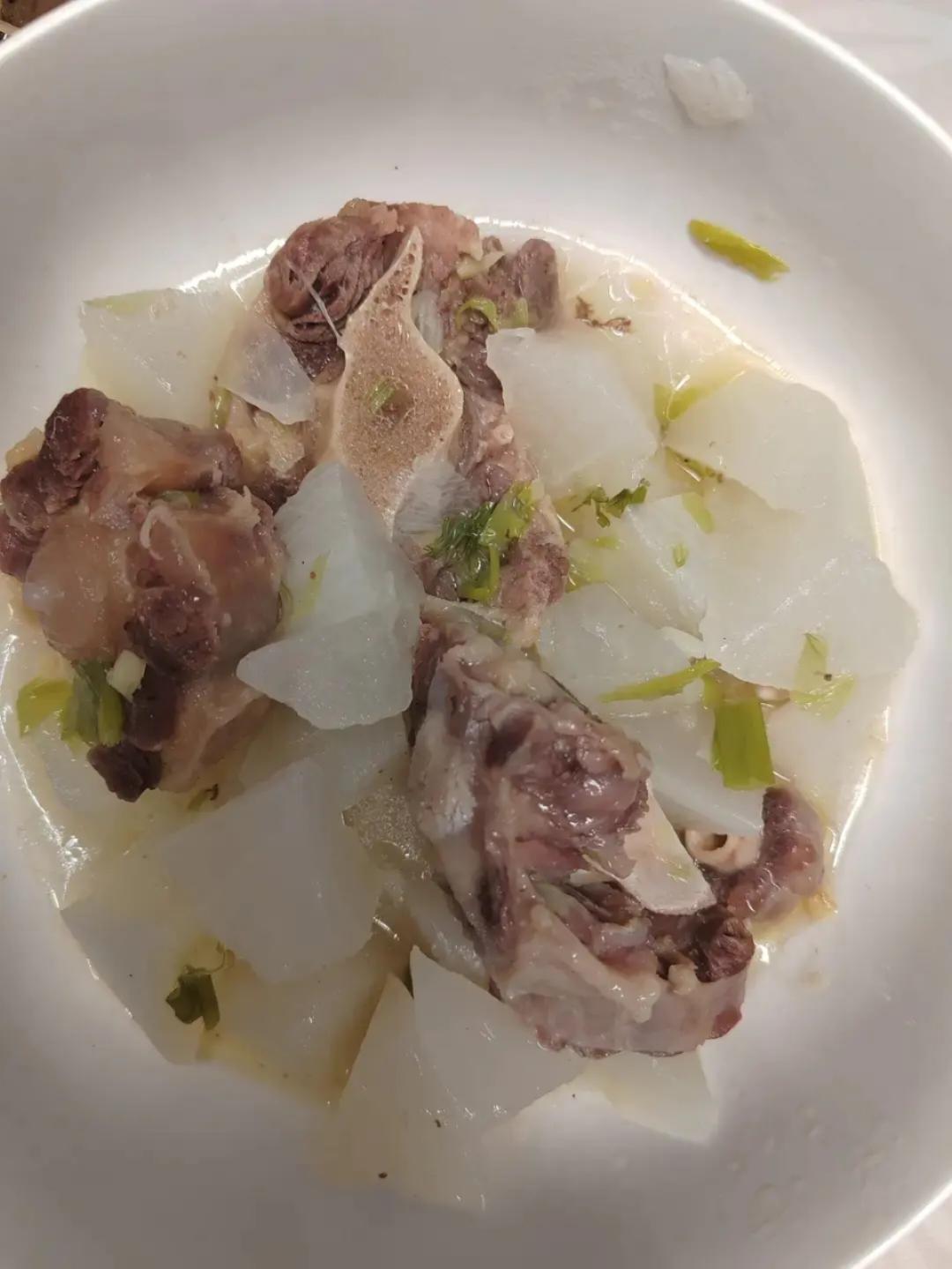 牛尾炖白萝卜汤