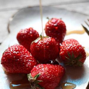 枫糖浆草莓的做法 步骤2
