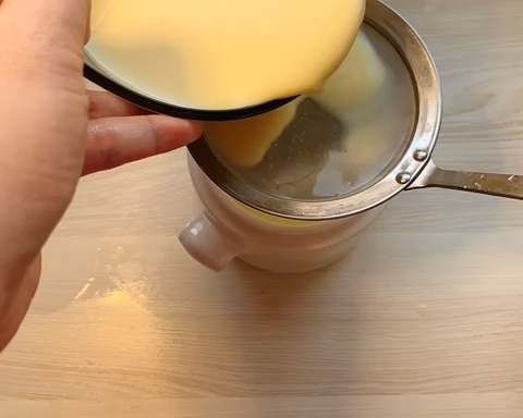 滋润嫩滑的牛奶炖蛋的做法 步骤4