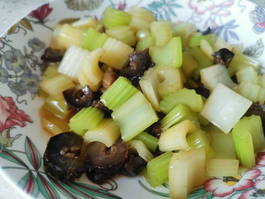 西芹炒海参的做法