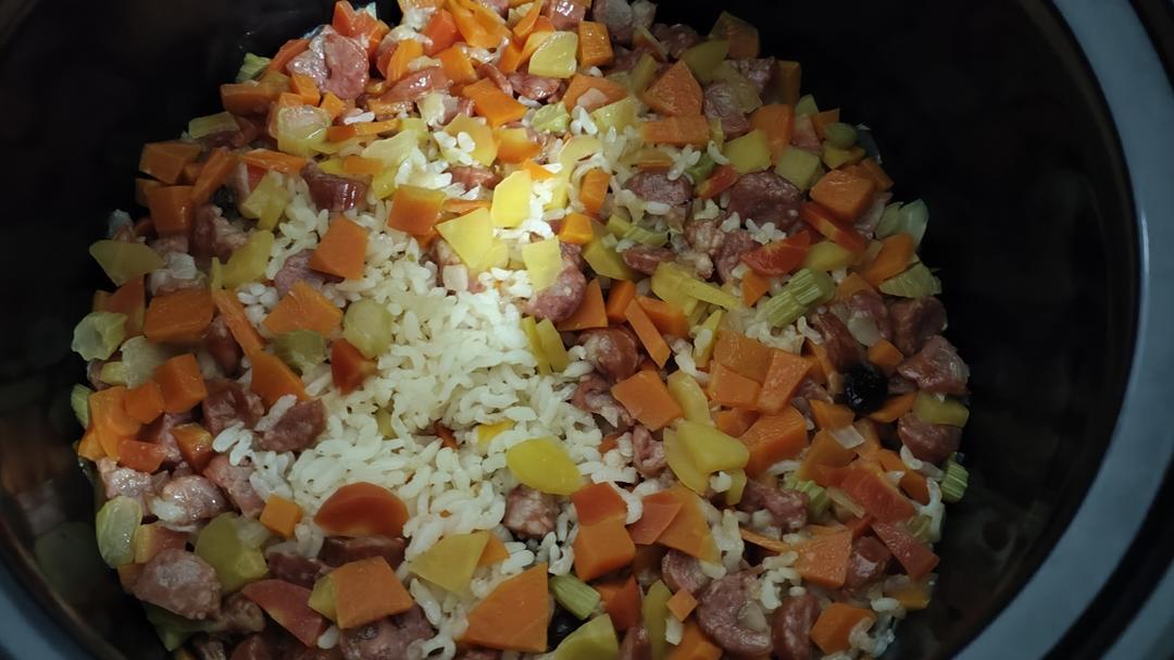 胡萝卜豆角腊肠焖饭