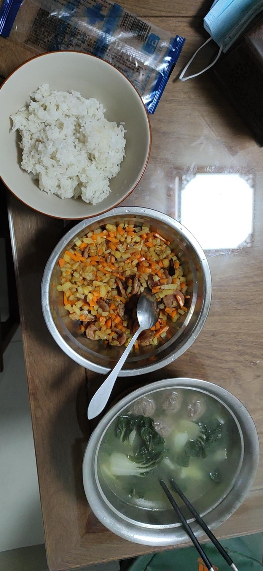 炒三丁（胡萝卜土豆炒肉丁）