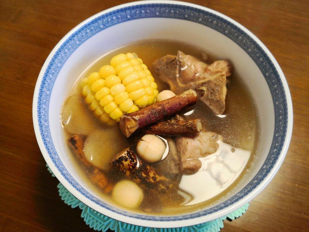 五指毛桃煲脊骨汤，能增强免疫力