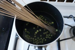 菠菜烤麸麻酱拌荞麦面（含烤麸做法）的做法 步骤5