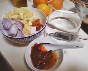 超简单的韩式土豆洋葱辣椒酱汤的做法 步骤1