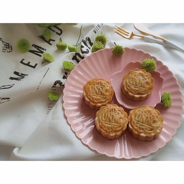 广式蛋黄莲蓉月饼