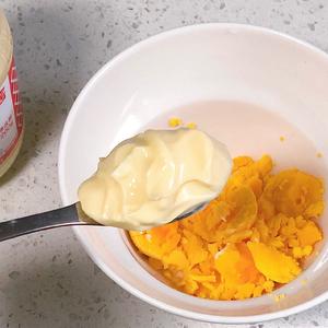 一口爆浆✨细腻又酸甜的奶油口感日式鸡蛋三明治☺️添加神秘食材☺️的做法 步骤5