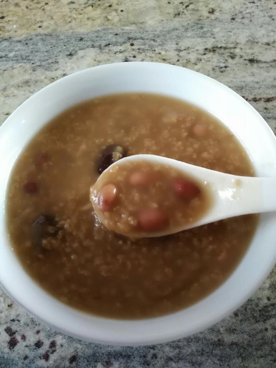 妮可得意做的月子餐:花生红枣小米粥(特效补血)