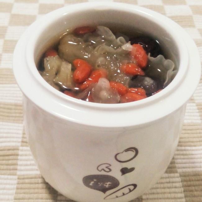 银耳大枣枸杞炖甜汤的做法