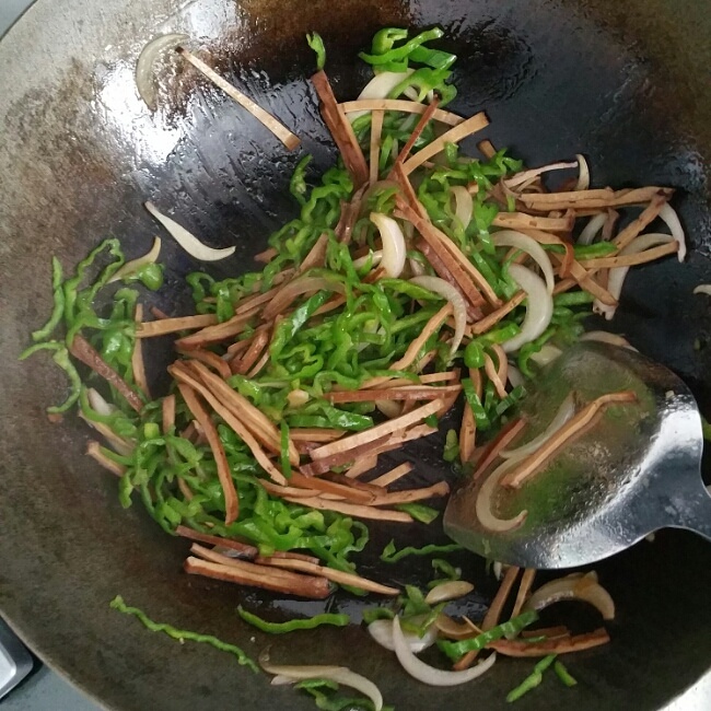 青椒豆干炒肉丝的做法 步骤6