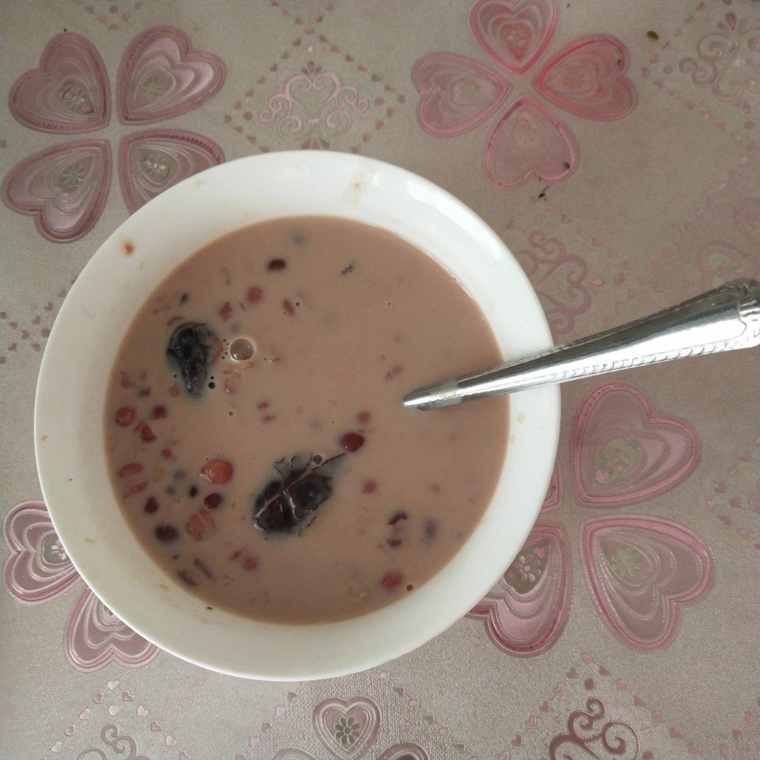 红枣红豆薏仁牛奶粥