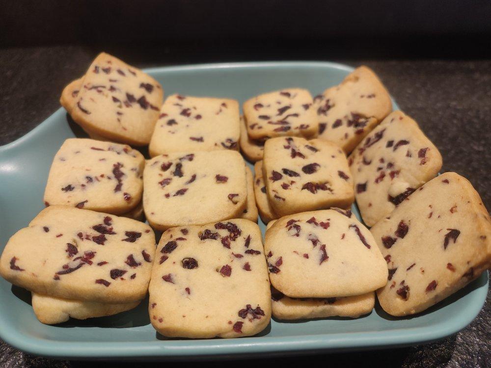 多种口味的切片曲奇（蔓越莓，抹茶杏仁，可可花生）