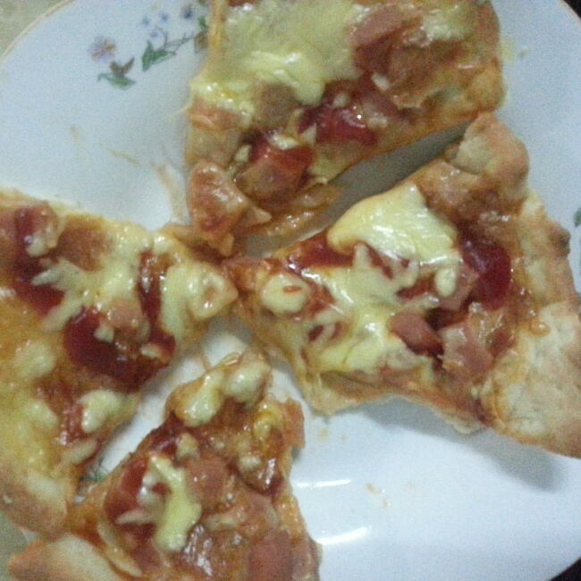 薄饼脆皮火腿pizza