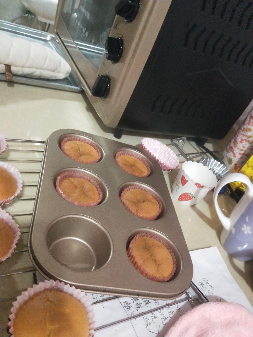 戚风杯子蛋糕^_^不开裂不回缩喔～