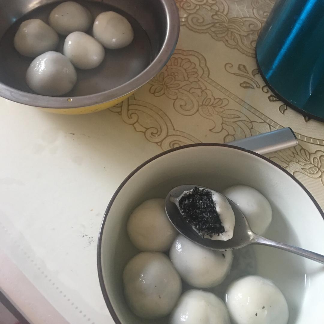 花生黑芝麻汤圆