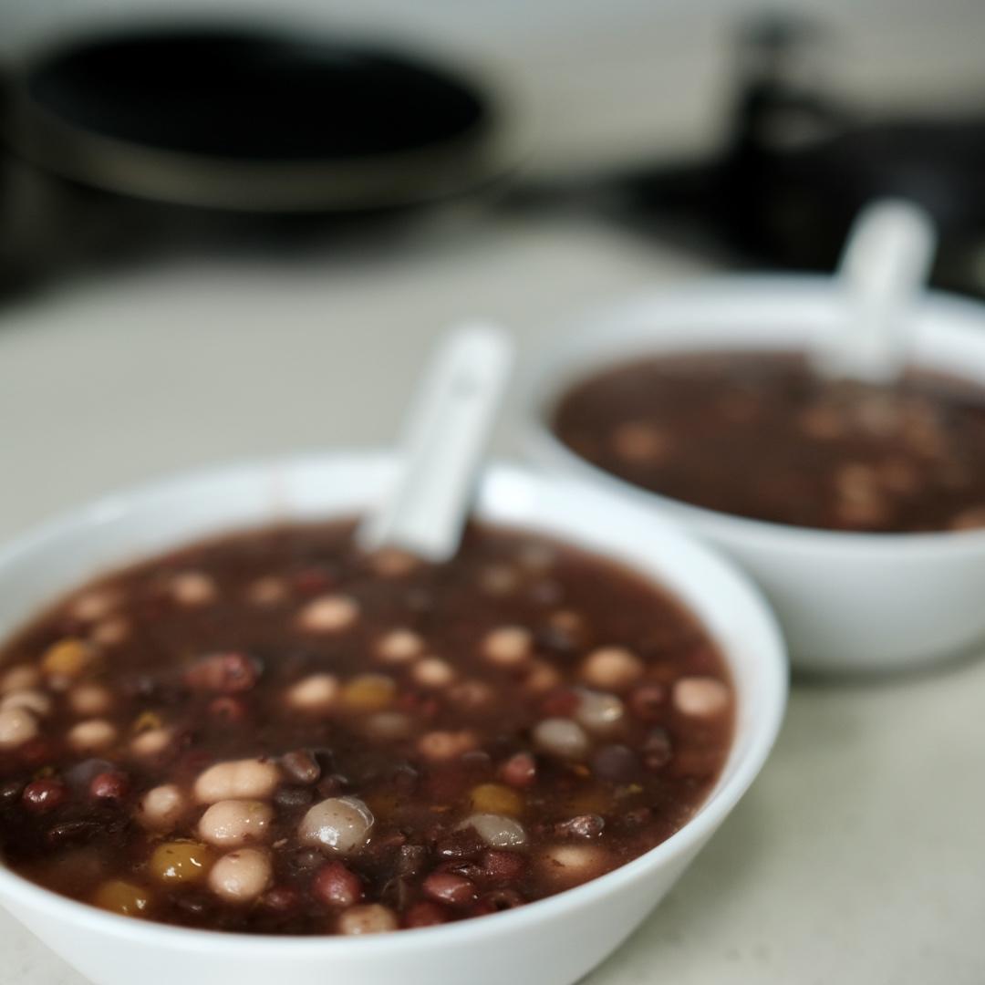 红豆薏米粥 (Red Bean and Pearl Barley Congee)