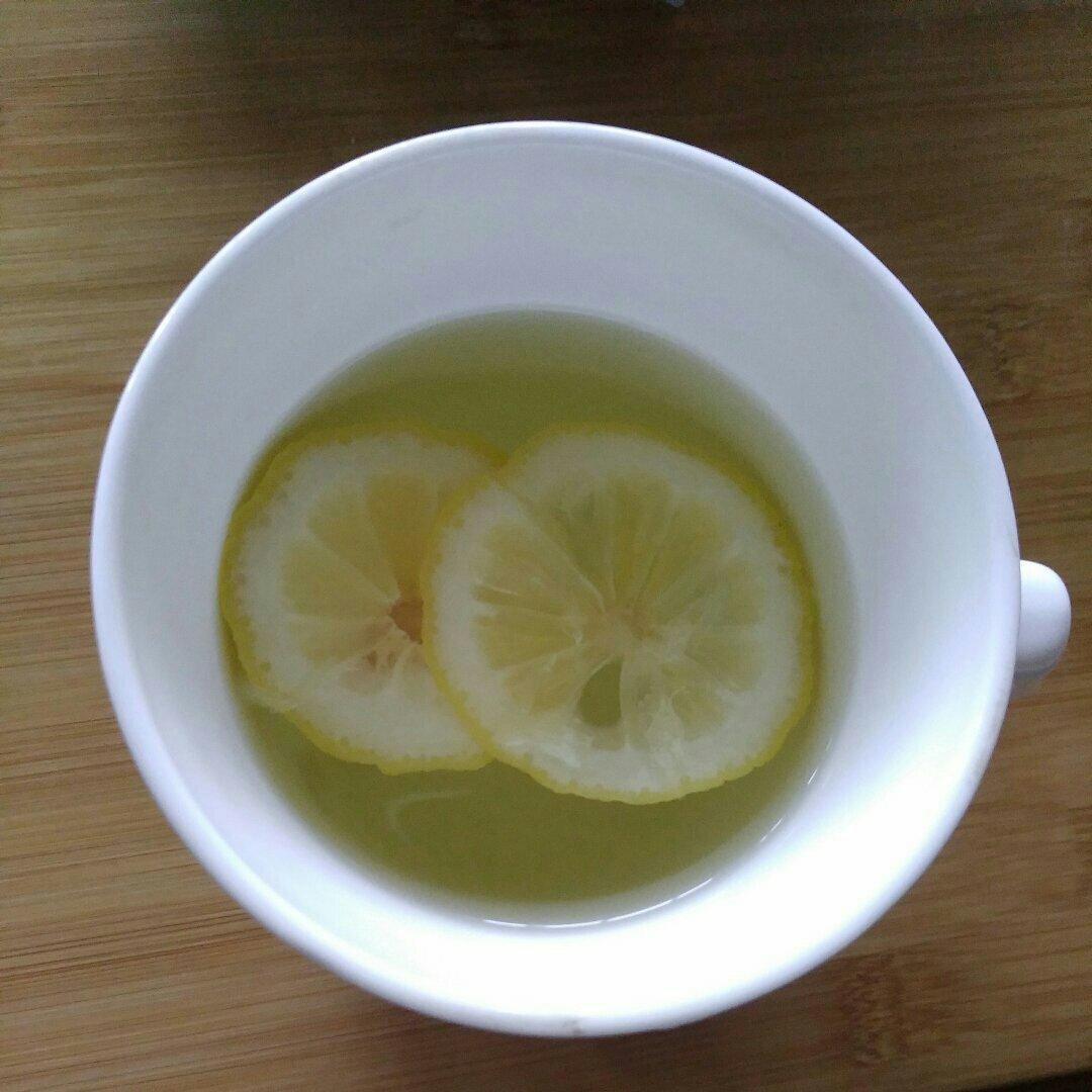 调皮的小美做的一杯柠檬水