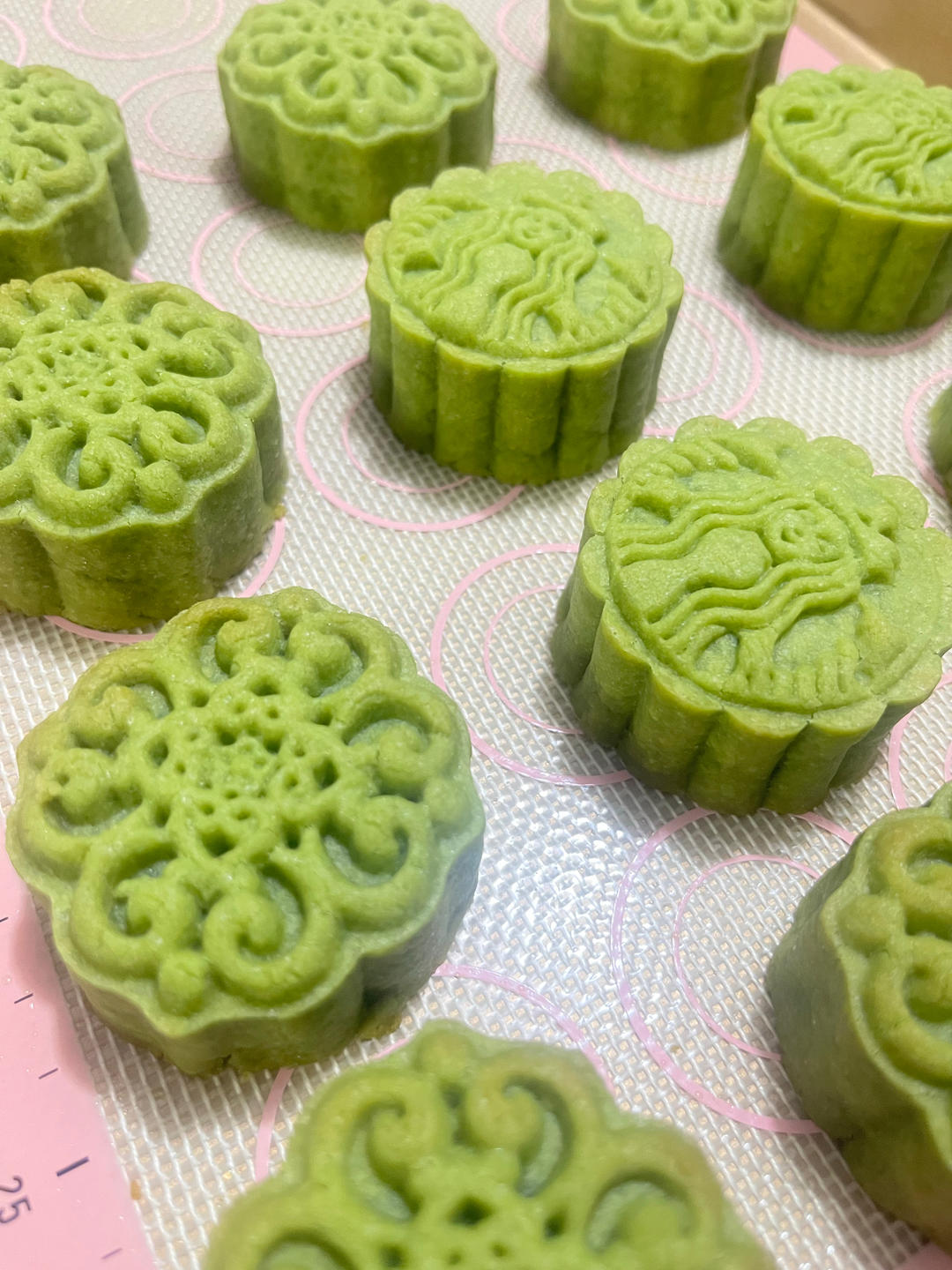 今年爆火的开心果脆皮月饼｜开心果霸霸月饼