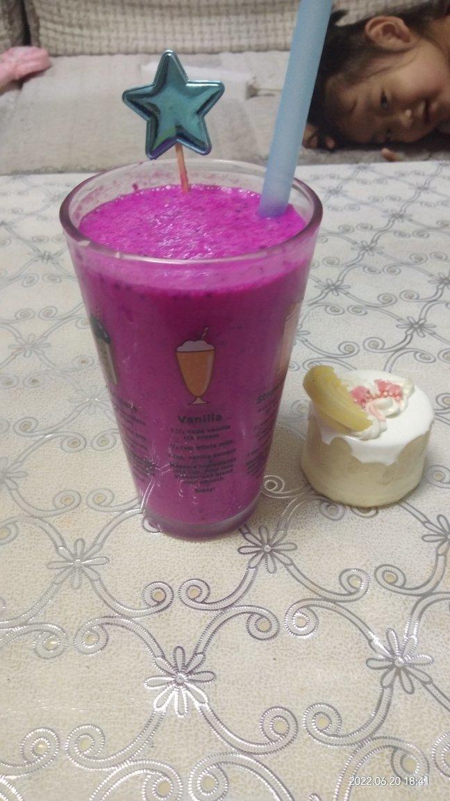 火龙果椰子奶昔 Coconut Milkshake with Dragon Fruit