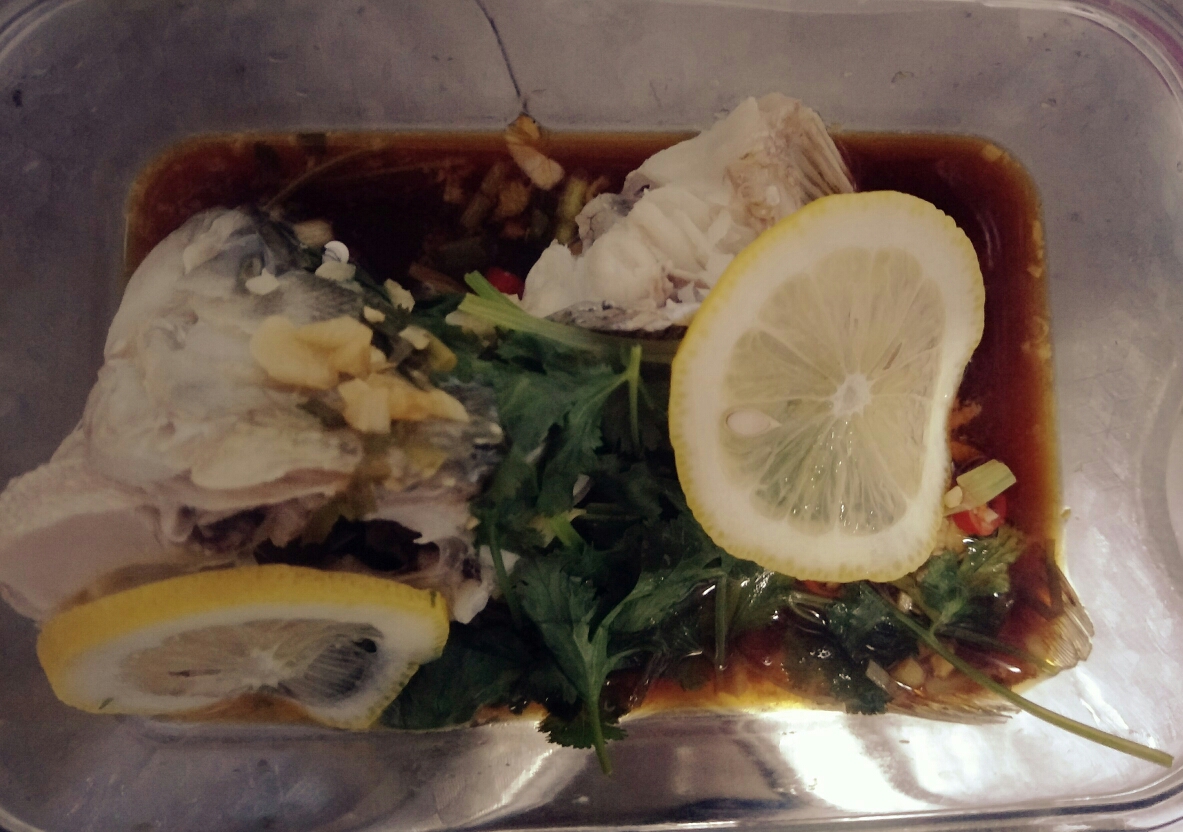 清蒸柠檬鲈鱼(附如何清理鱼，无腥味)的做法 步骤5