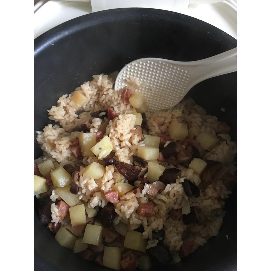 香菇腊肠土豆焖饭