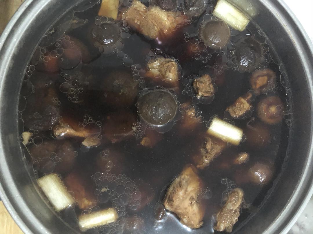 黑蒜香菇排骨汤