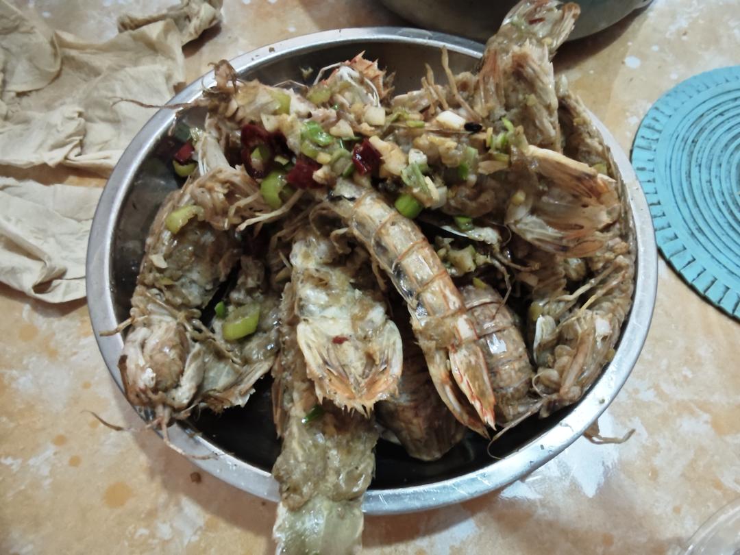无油炸版的椒盐皮皮虾和巧拨虾壳的方法