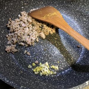 蒜苔香干炒肉沫的做法 步骤2