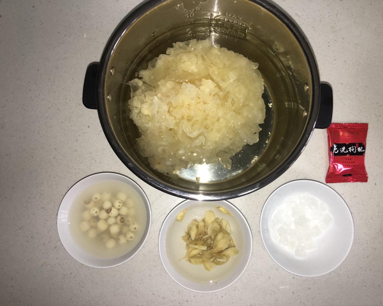 银耳百合莲子汤（电压力锅）的做法 步骤1