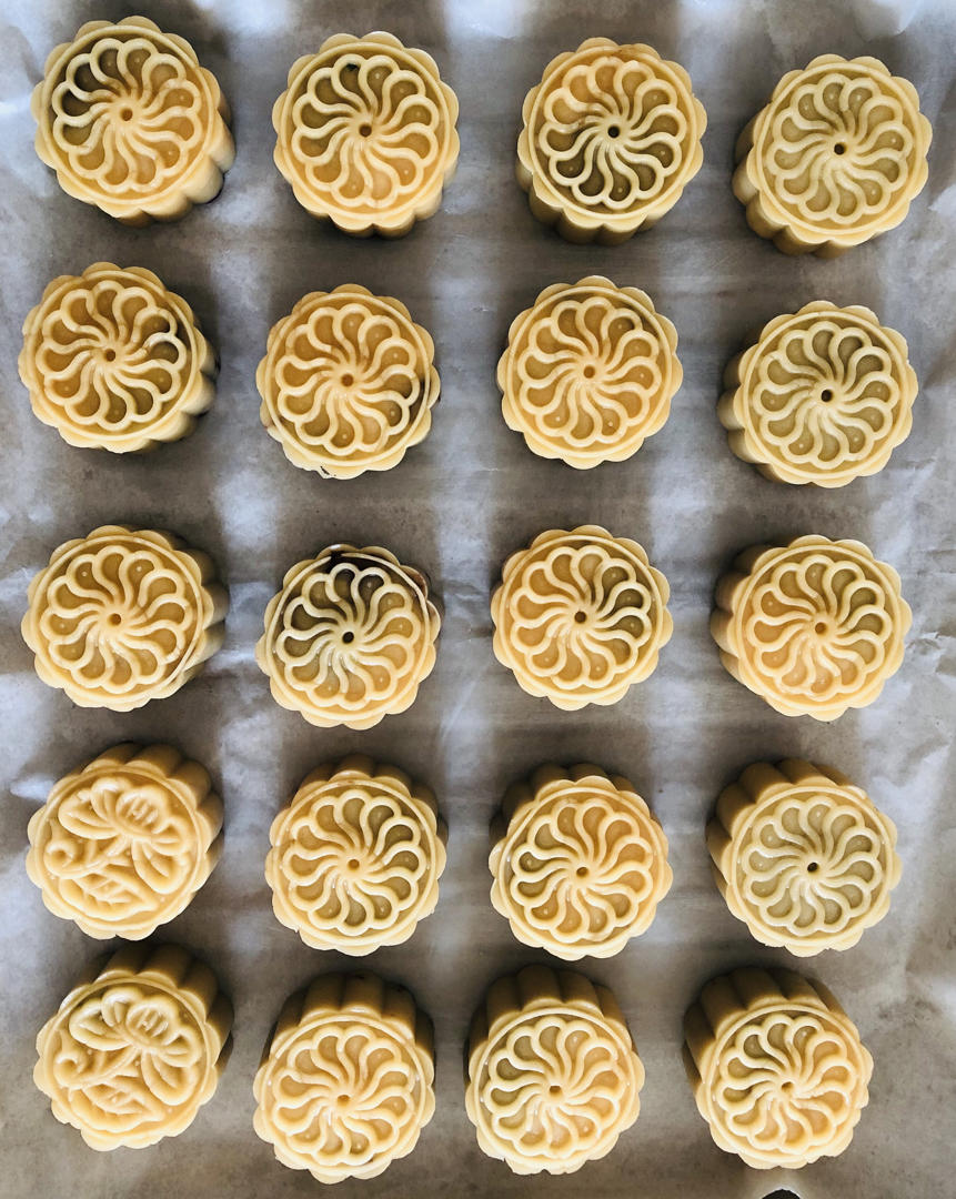 广式莲蓉蛋黄月饼（附带月饼表面好看的小技巧）