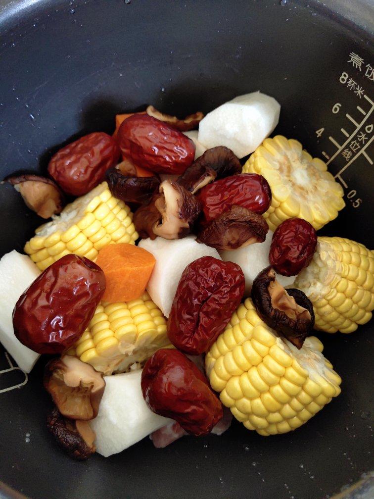 胡萝卜玉米排骨汤