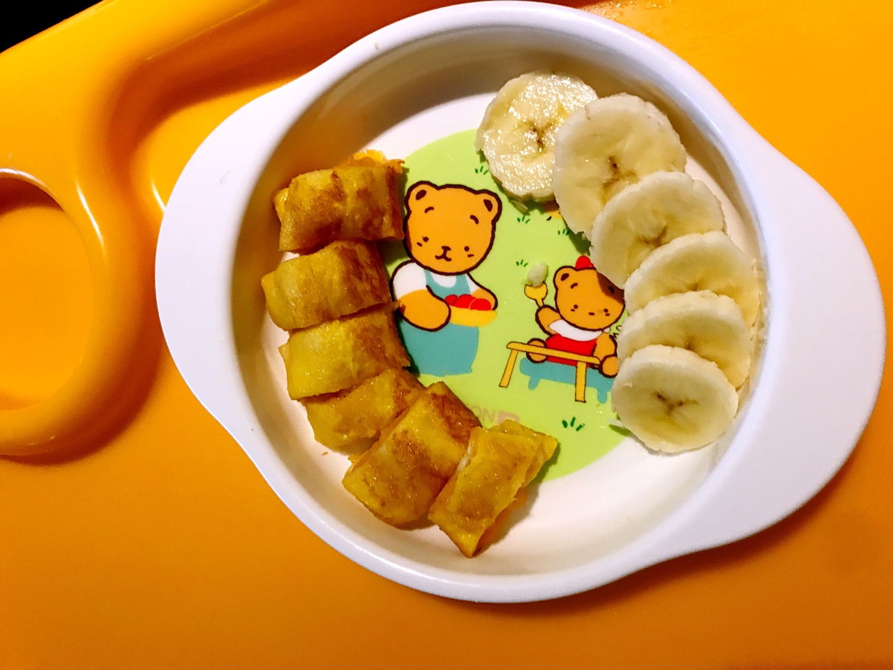 宝宝零食：吐司水果卷
非常受宝宝欢迎的小点心，只用十分钟！