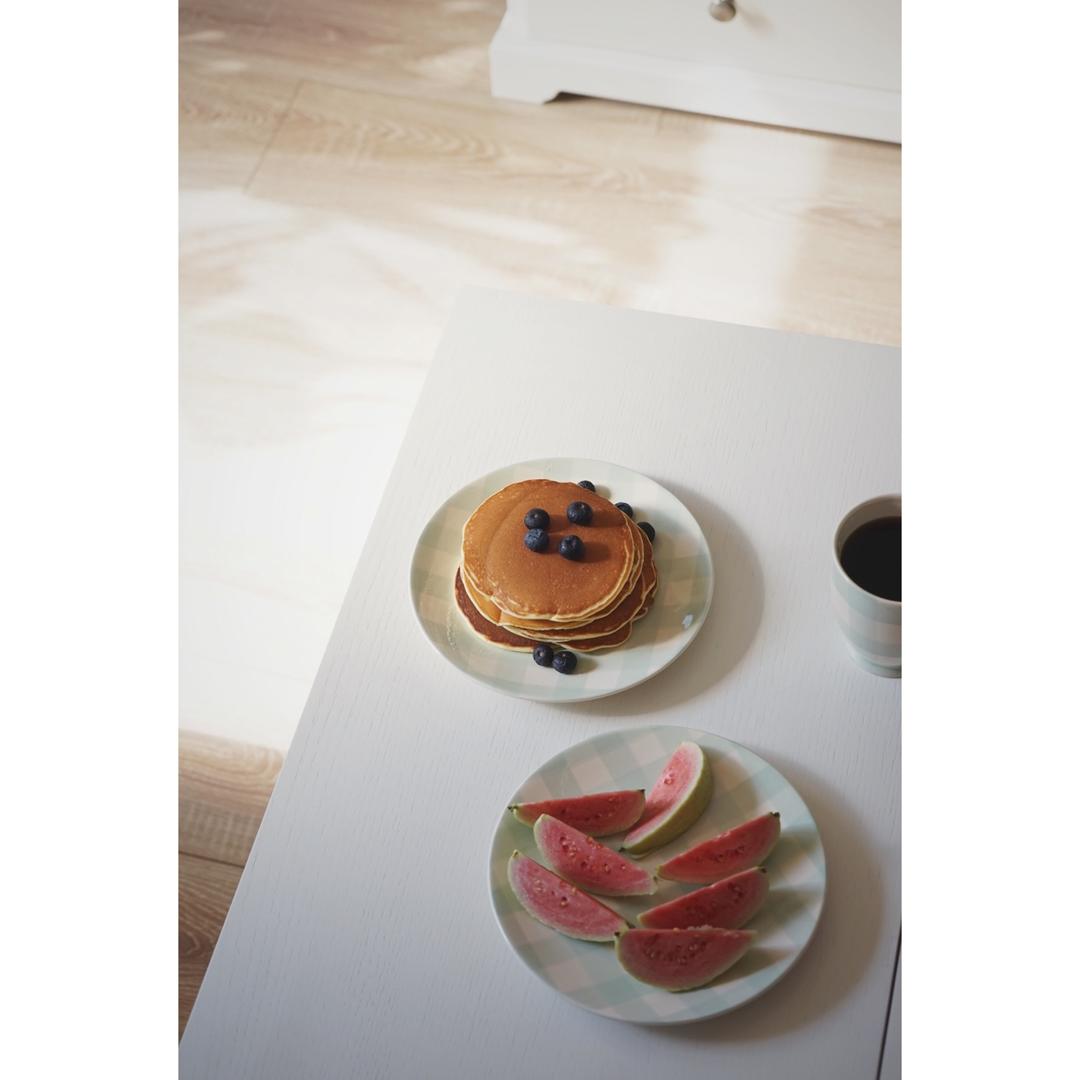 【酸奶松饼yogurt pancake】，搭上黑莓果酱和枫糖的美味。