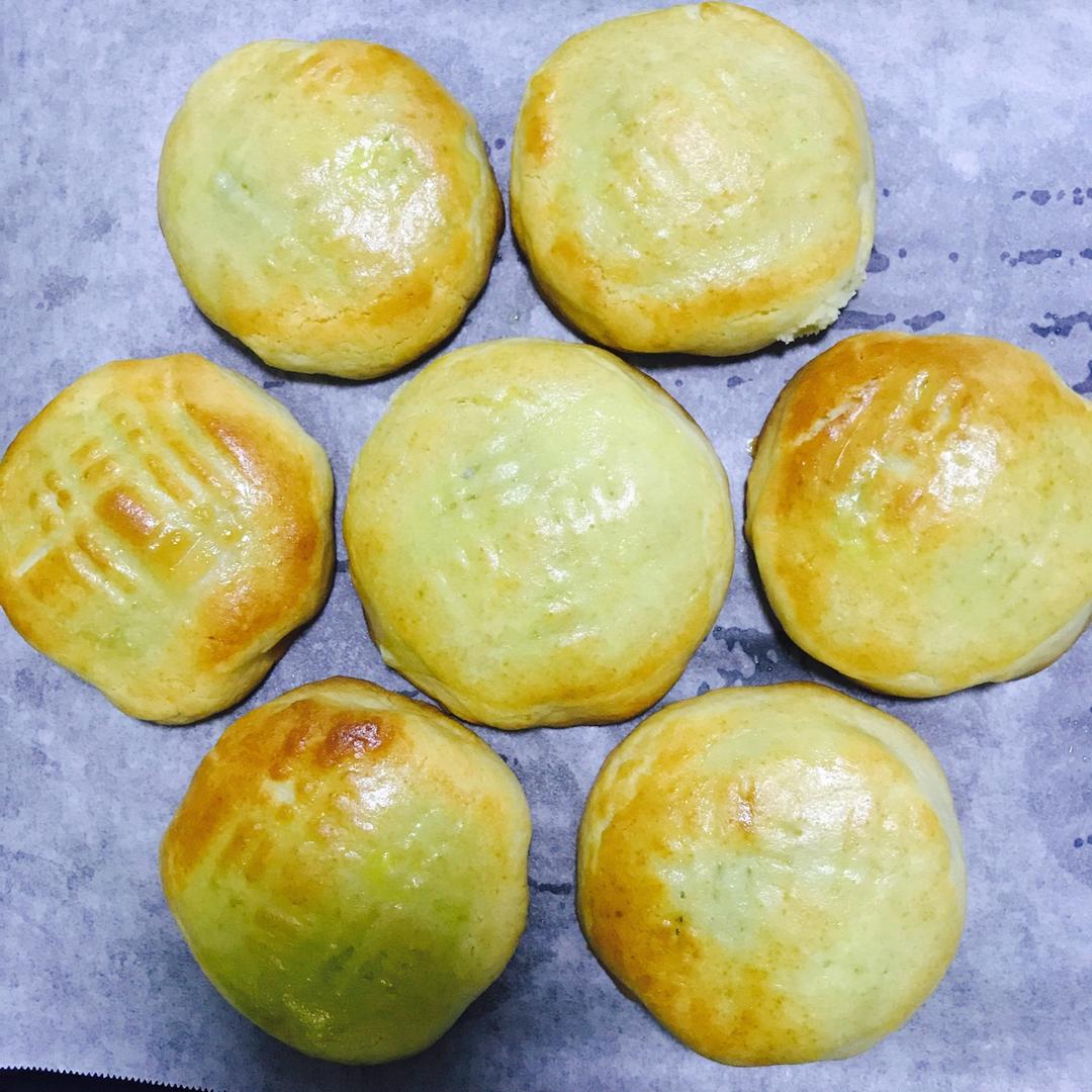 红莲蓉奶油皮月饼