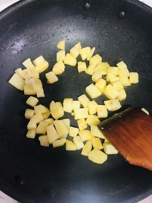 炕土豆炒肉末的做法 步骤5