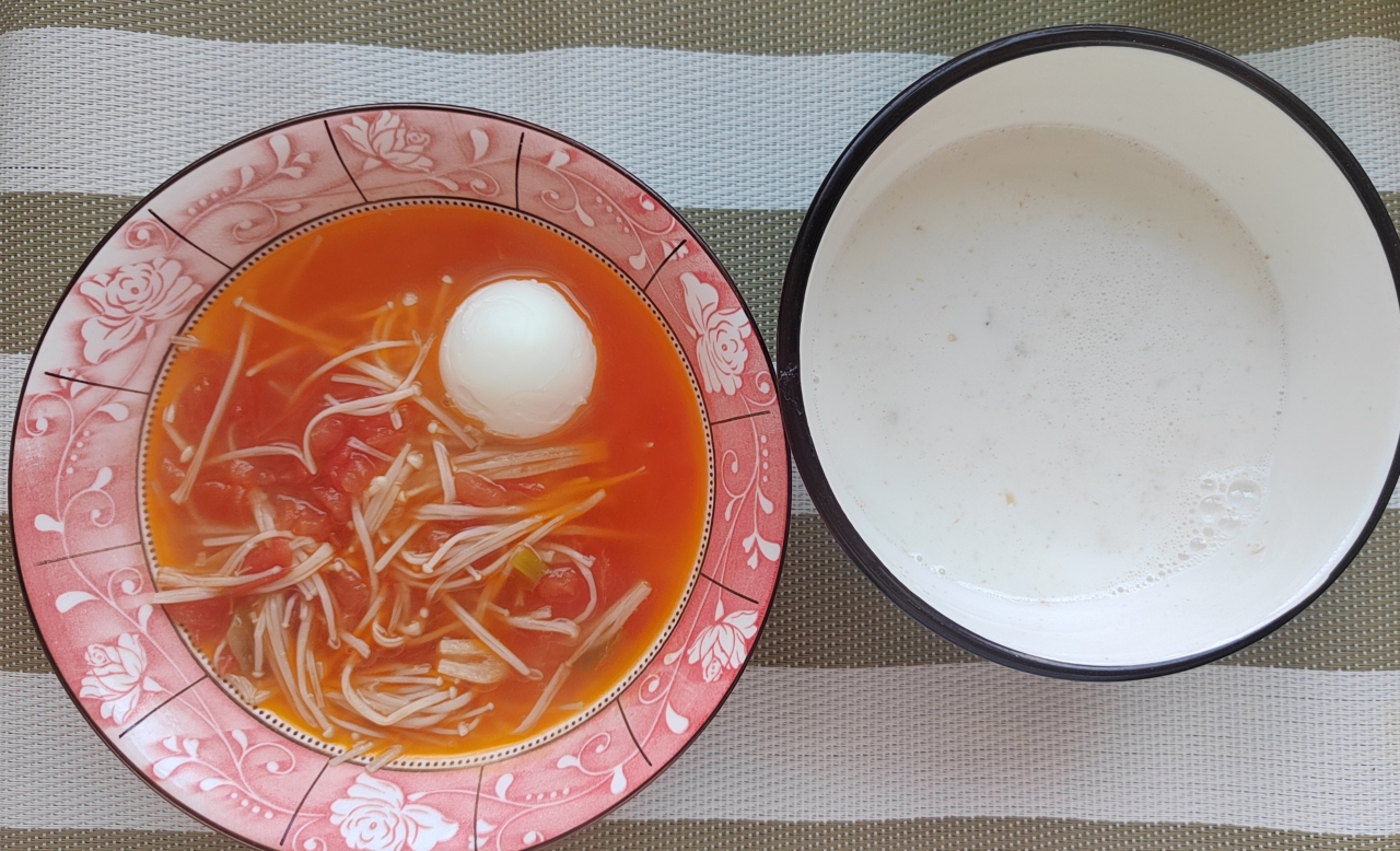番茄金针菇浓汤+牛奶燕麦片+煮鸡蛋