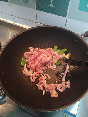 炒简单芹菜炒肉的做法 步骤3