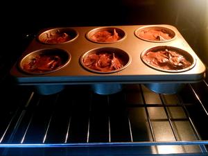 巧克力杯子蛋糕（此方来源于CHEFMADE学厨）的做法 步骤5