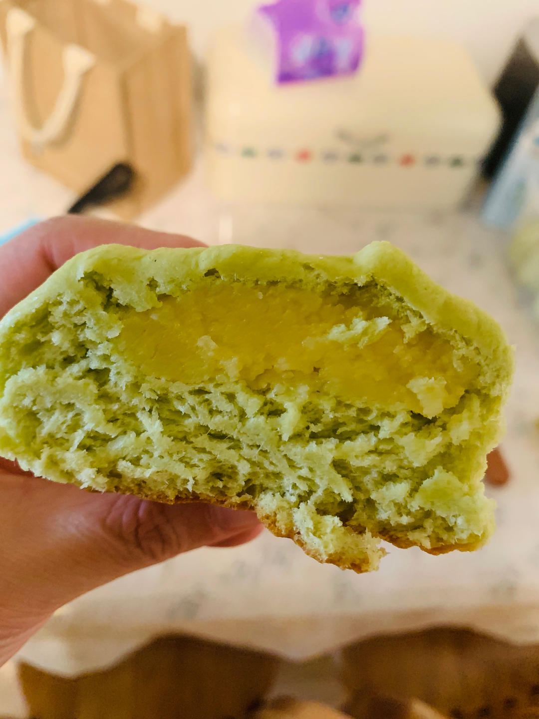 别再丢掉你过滤后的斑斓叶渣了！做个咖椰酱夹心甚至是爆浆的斑斓叶渣面包吧！面包机揉面含咖椰酱做法
