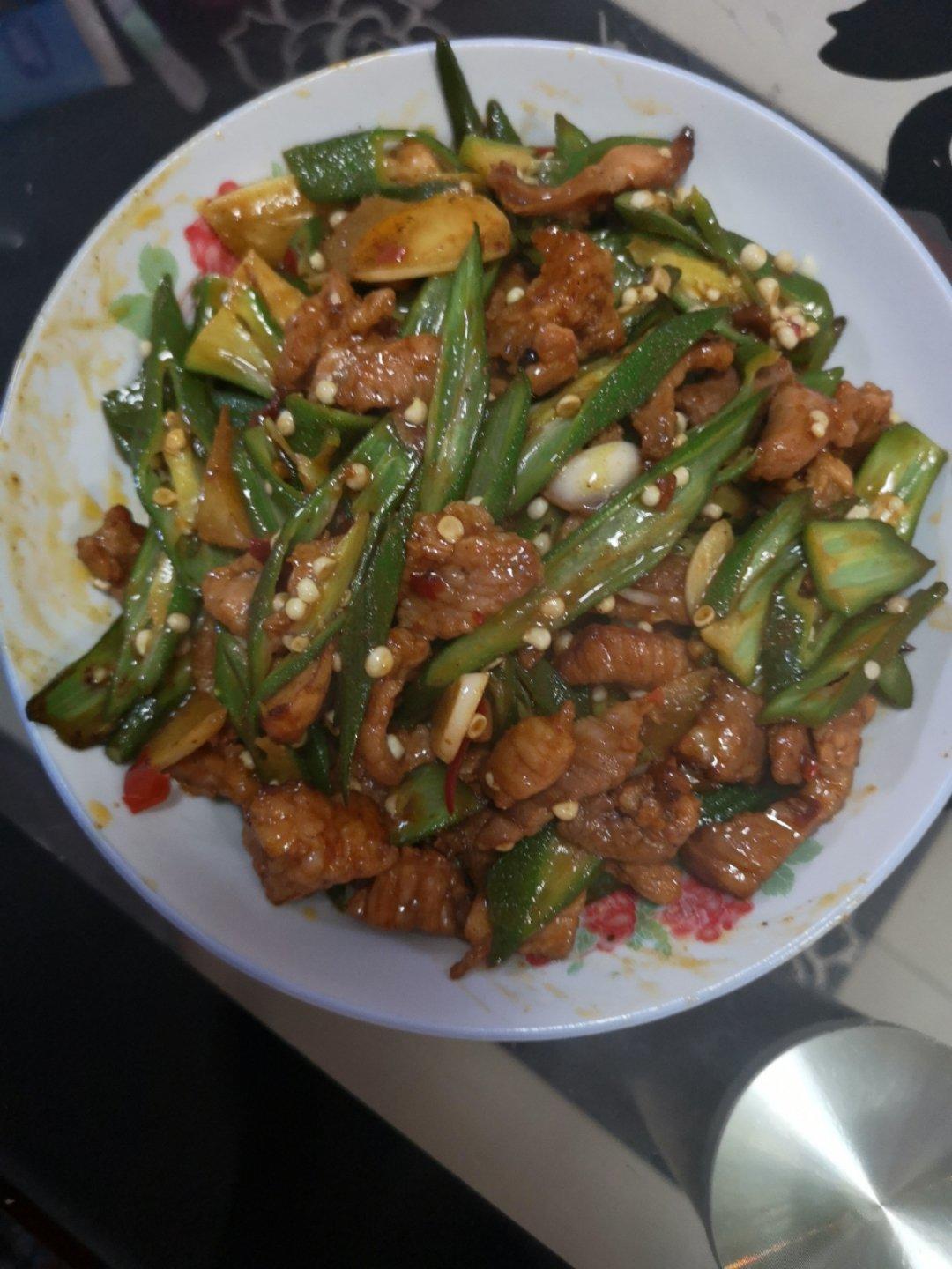 超级下饭的秋葵小炒肉
