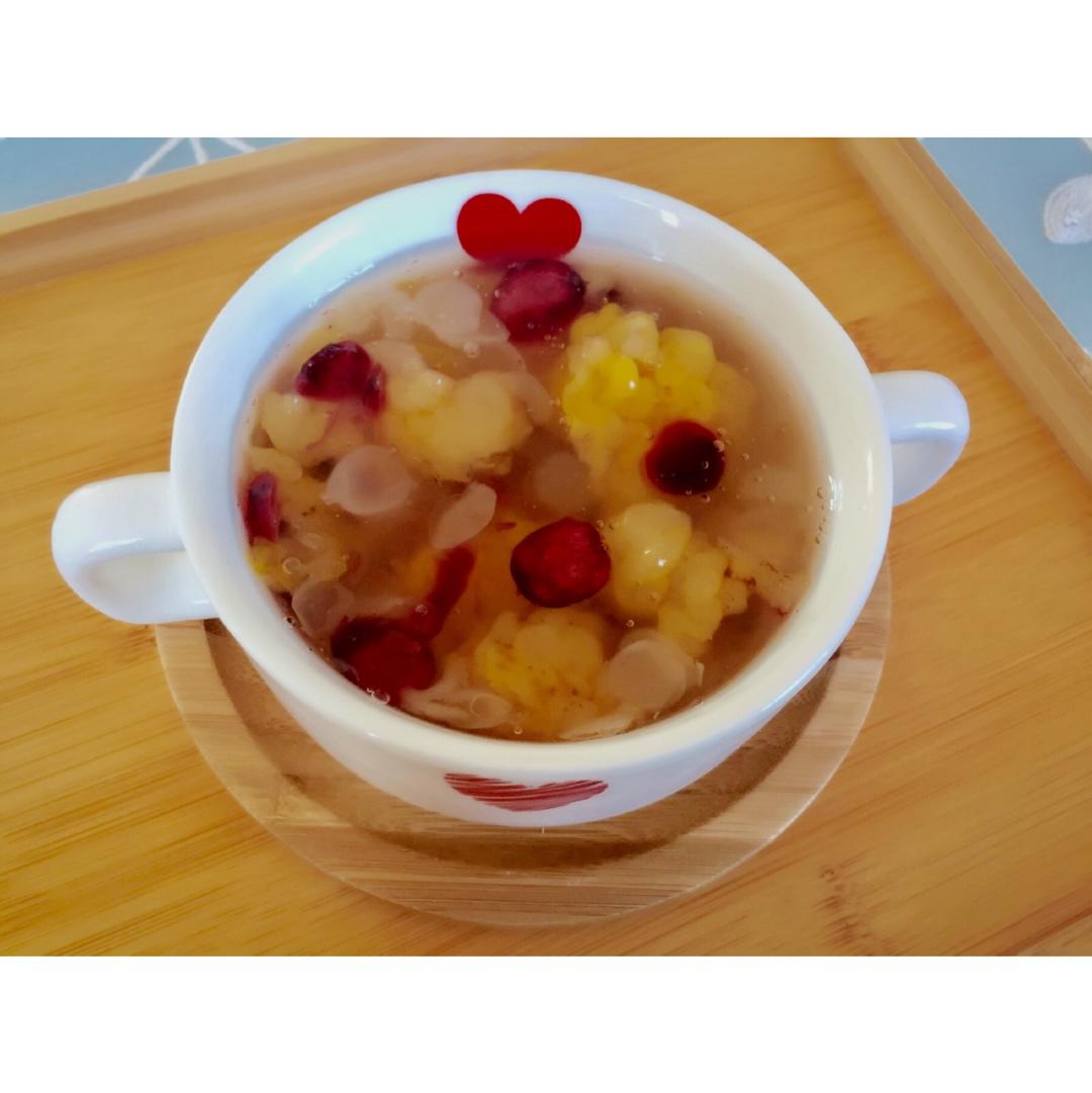 美容润肤 益气补血《桃胶皂角米百合银耳红枣羹》