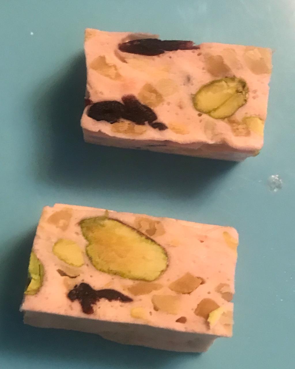 开心果草莓牛轧糖