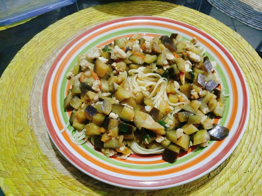 西红柿茄子肉丁打卤面