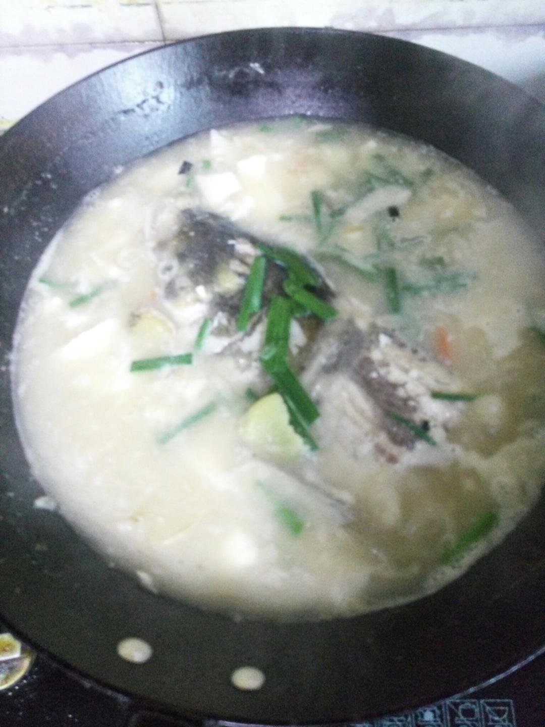 铁锅鱼头炖豆腐