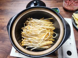 金针菇腐竹牛肉煲的做法 步骤3
